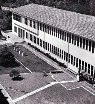 2-4 谷口吉郎〈慶應義塾大学四号館（第三校舎）〉外観　1949（昭和24）年　撮影：平山忠治